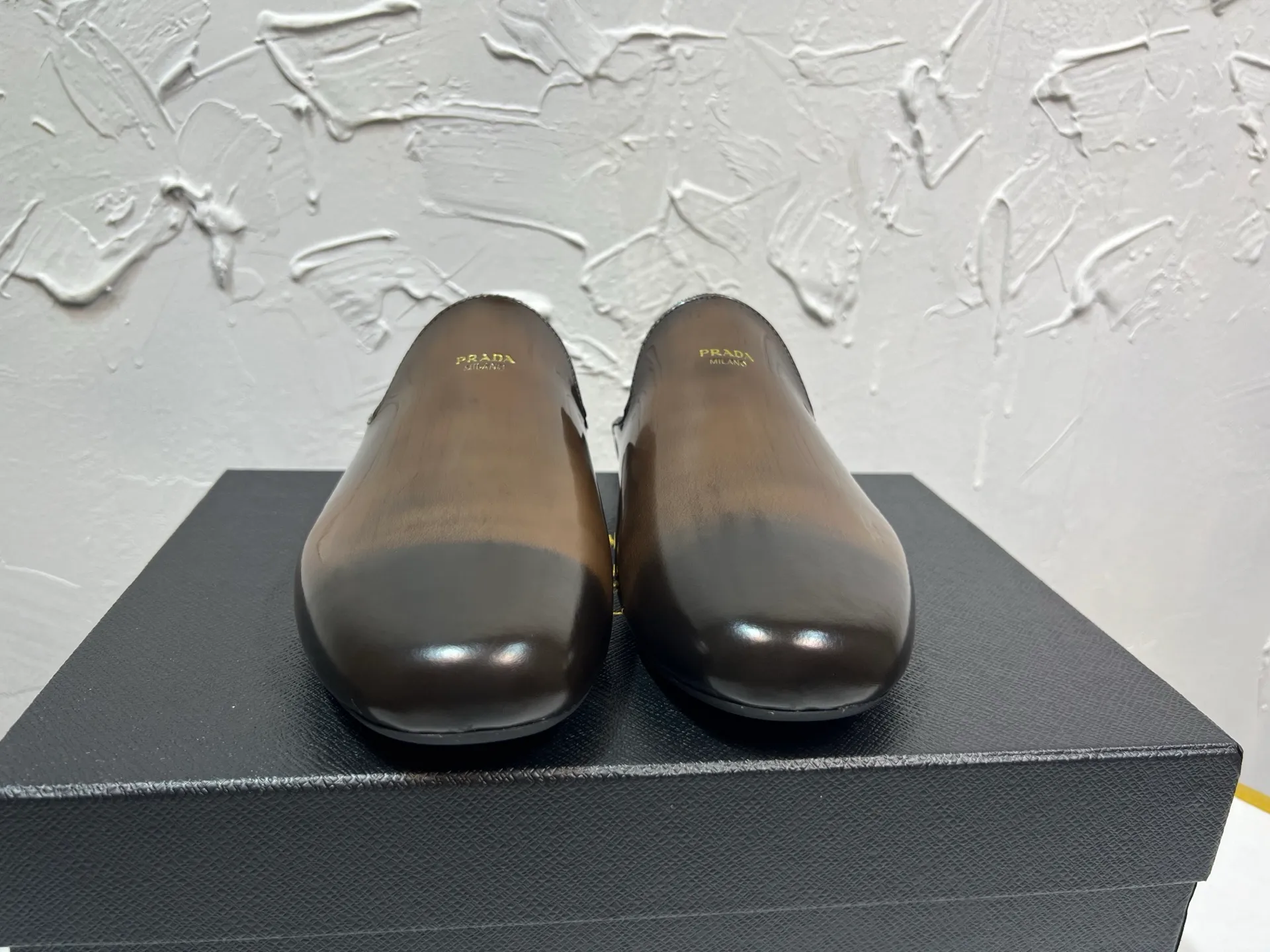 P700 prada derby2025 spring and autumn latest Prada retro men's bright leather slippers, Shuffle toe hollow mule shoes, imported open edge beads, lining and foot pads in cowhide, light rubber sole, sole thickness 10 mm, black and brown 2-color original packaging Code number: 39-46